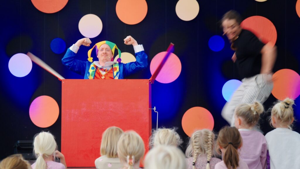 Børn ser en farverig sceneoptræden på Kulturmødet på Mors